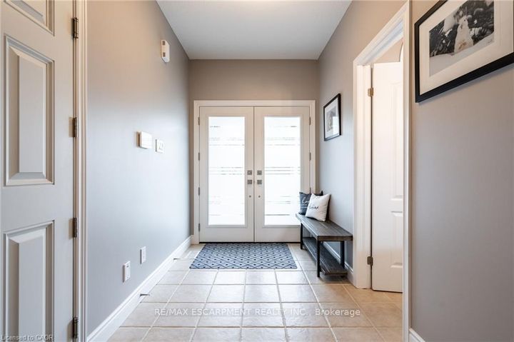 Photo 4 at 7 VOLTERRA Court, Waterdown, Hamilton
