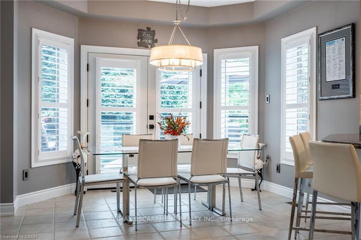 Photo 9 at 7 VOLTERRA Court, Waterdown, Hamilton