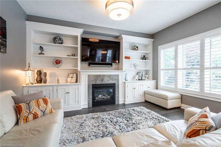 Photo 10 at 7 VOLTERRA Court, Waterdown, Hamilton