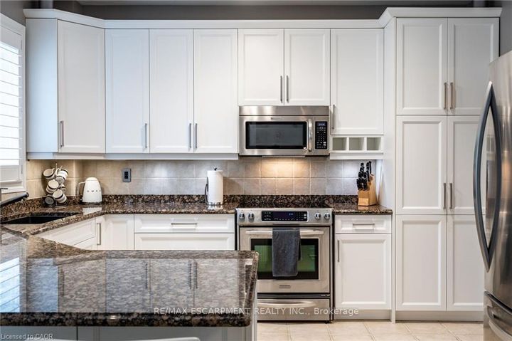 Photo 12 at 7 VOLTERRA Court, Waterdown, Hamilton