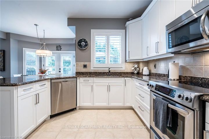 Photo 13 at 7 VOLTERRA Court, Waterdown, Hamilton