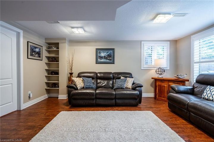 Photo 20 at 7 VOLTERRA Court, Waterdown, Hamilton