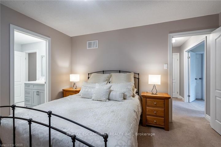 Photo 23 at 7 VOLTERRA Court, Waterdown, Hamilton