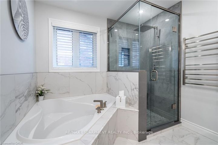 Photo 24 at 7 VOLTERRA Court, Waterdown, Hamilton