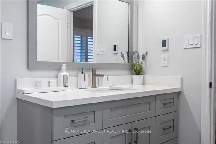 Photo 25 at 7 VOLTERRA Court, Waterdown, Hamilton