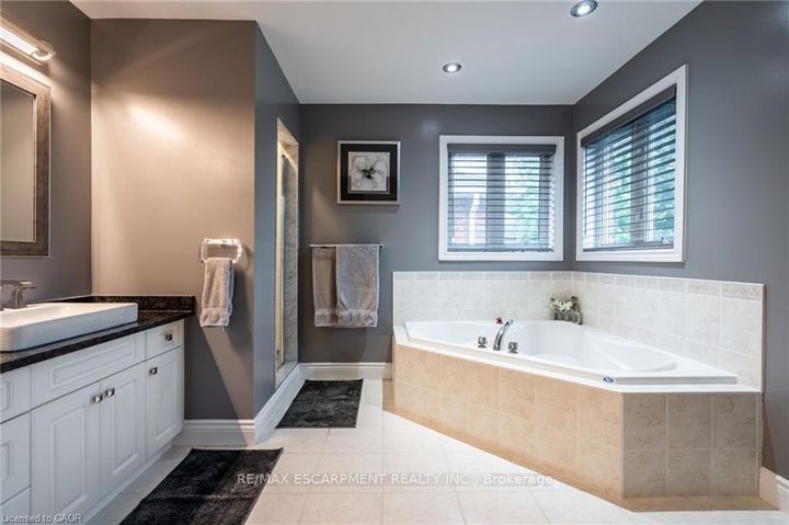 Photo 32 at 7 VOLTERRA Court, Waterdown, Hamilton