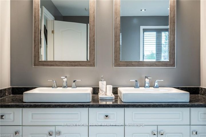 Photo 33 at 7 VOLTERRA Court, Waterdown, Hamilton