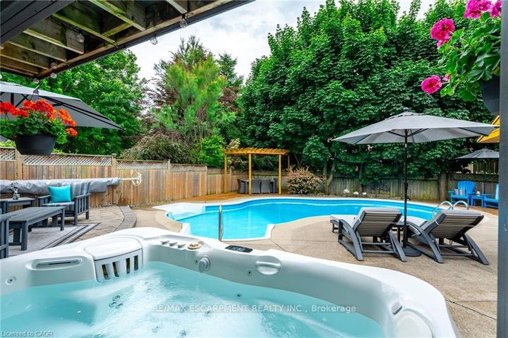 Photo 37 at 7 VOLTERRA Court, Waterdown, Hamilton