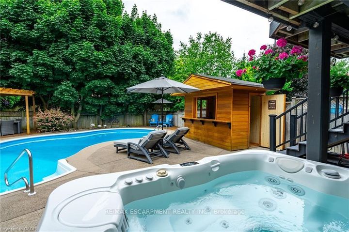 Photo 43 at 7 VOLTERRA Court, Waterdown, Hamilton
