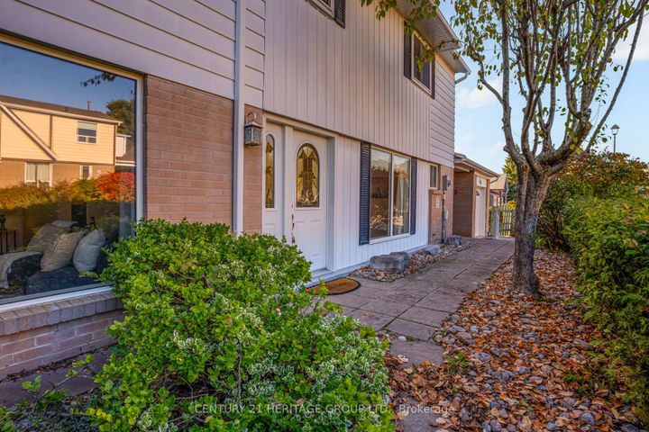 Photo 3 at 729 Beman Drive, Leslie Valley, Newmarket
