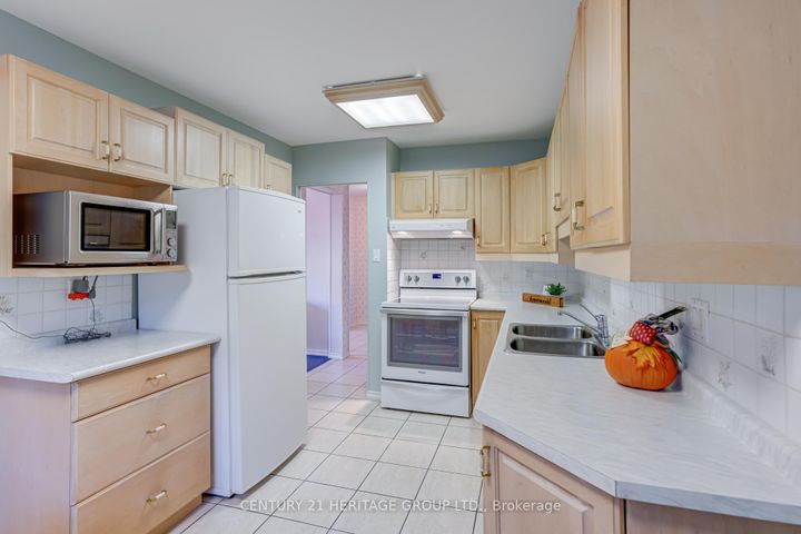 Photo 10 at 729 Beman Drive, Leslie Valley, Newmarket