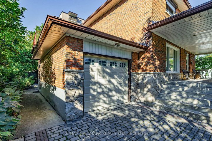 Photo 2 at 38 Courton Drive, Maryvale, Toronto