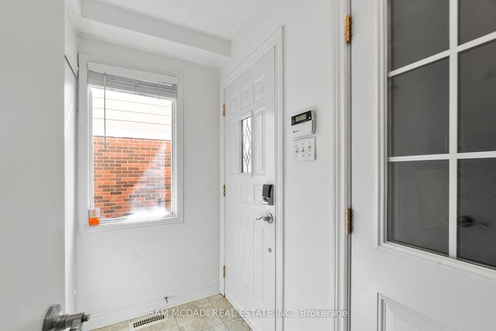 Photo 2 at 5948 Featherhead Crescent, Meadowvale, Mississauga