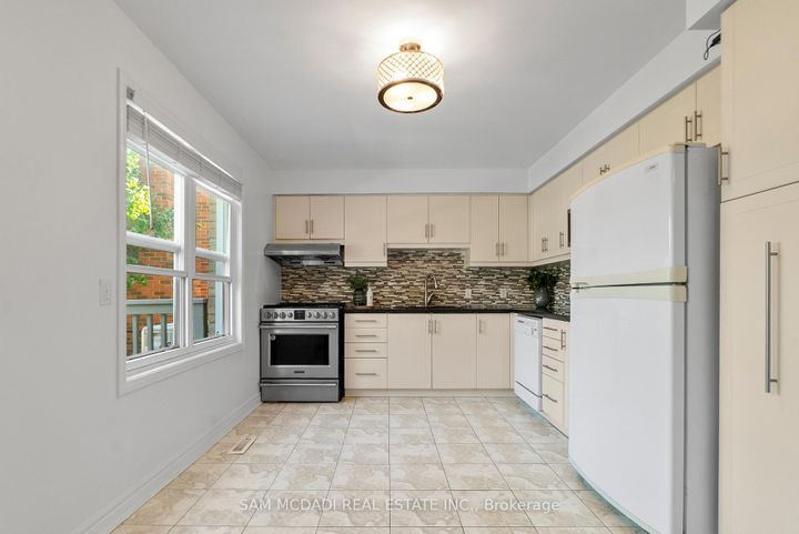 Photo 6 at 5948 Featherhead Crescent, Meadowvale, Mississauga