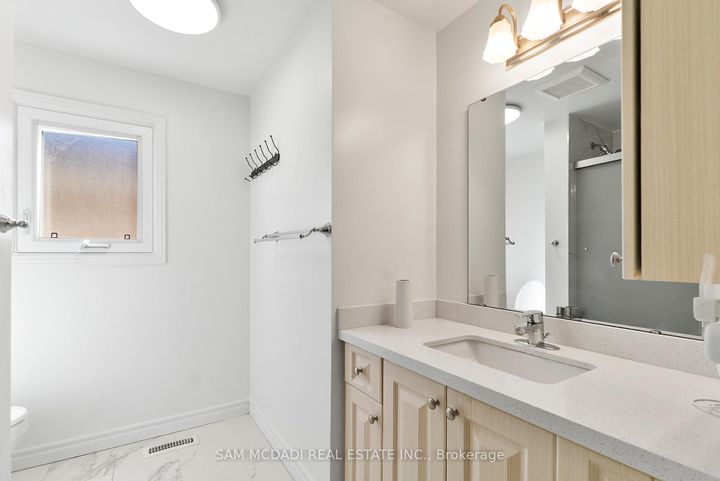 Photo 15 at 5948 Featherhead Crescent, Meadowvale, Mississauga