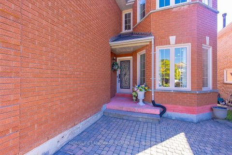 Photo 2 at 4 Pine Bough Manor, Devonsleigh, Richmond Hill