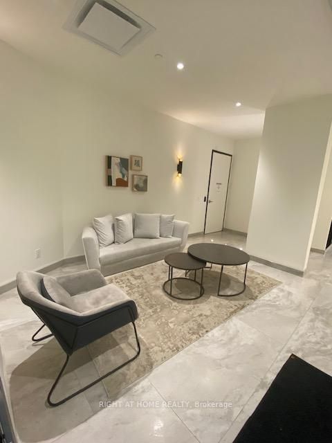 Photo 4 at 207 - 6 DAVID EYER Road, Rural Richmond Hill, Richmond Hill