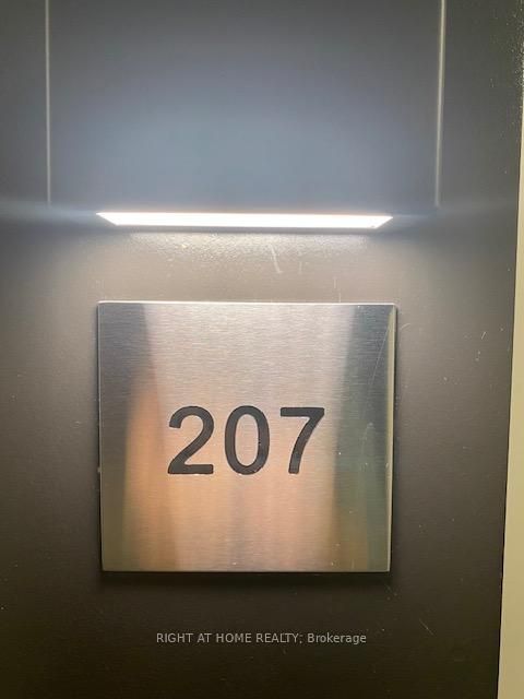 Photo 8 at 207 - 6 DAVID EYER Road, Rural Richmond Hill, Richmond Hill