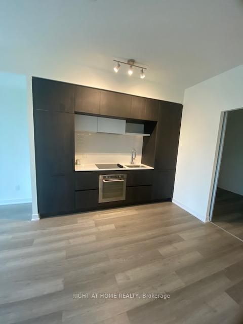 Photo 11 at 207 - 6 DAVID EYER Road, Rural Richmond Hill, Richmond Hill