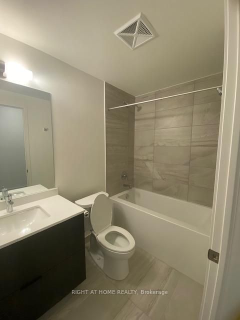 Photo 13 at 207 - 6 DAVID EYER Road, Rural Richmond Hill, Richmond Hill