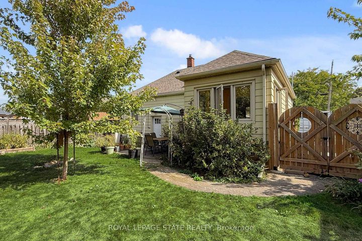Photo 2 at 40 Galbraith Drive, Stoney Creek, Hamilton
