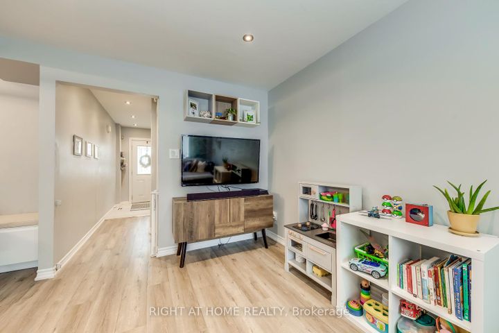 Photo 9 at 132 Ashton Crescent, Central Park, Brampton