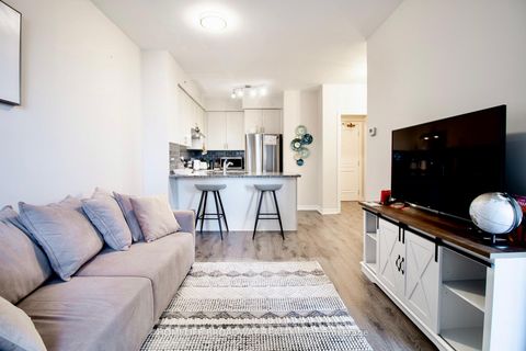 Photo 6 at 815 - 9255 Jane Street, Maple, Vaughan