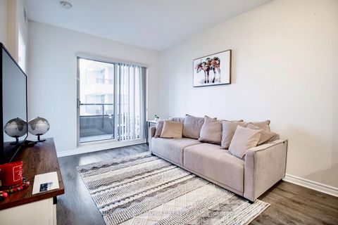 Photo 10 at 815 - 9255 Jane Street, Maple, Vaughan