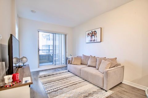 Photo 11 at 815 - 9255 Jane Street, Maple, Vaughan