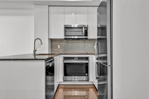 Photo 10 at 106 - 99 Eagle Rock Way, Rural Vaughan, Vaughan