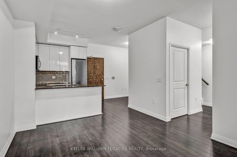 Photo 12 at 106 - 99 Eagle Rock Way, Rural Vaughan, Vaughan