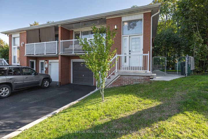 Photo 1 at 18 Loomis Court, York University Heights, Toronto