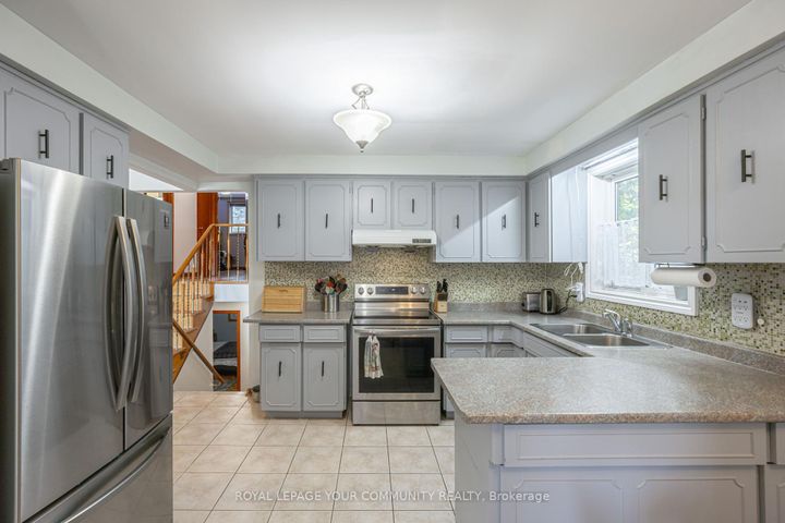 Photo 13 at 18 Loomis Court, York University Heights, Toronto