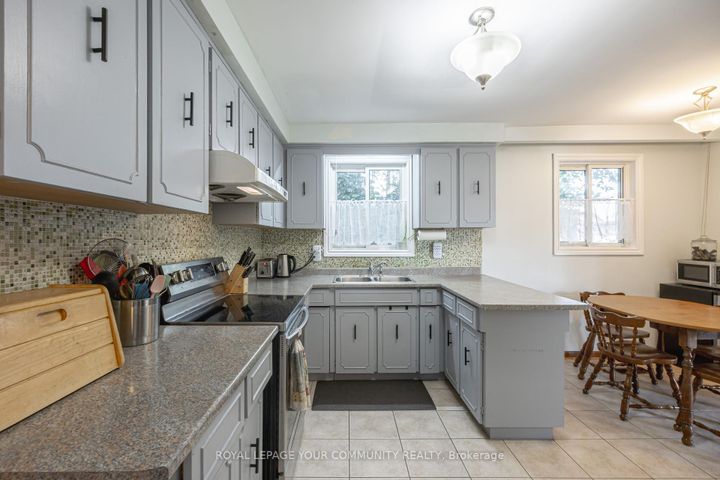 Photo 14 at 18 Loomis Court, York University Heights, Toronto