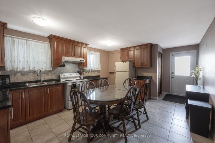 Photo 37 at 18 Loomis Court, York University Heights, Toronto