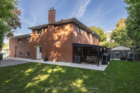 Photo 5 at 18 Loomis Court, York University Heights, Toronto