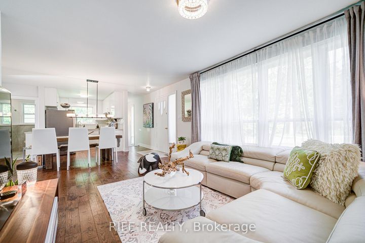 Photo 5 at 306 Wenlock Street, Harding, Richmond Hill