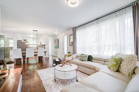 Photo 5 at 306 Wenlock Street, Harding, Richmond Hill