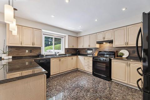 Photo 9 at 86 Charing Crescent, Aurora Highlands, Aurora