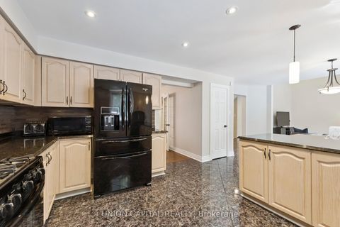 Photo 11 at 86 Charing Crescent, Aurora Highlands, Aurora
