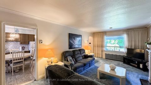 Photo 4 at 325 Waterloo Avenue, Bathurst Manor, Toronto