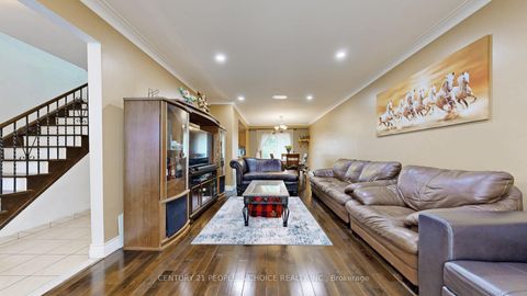 Photo 7 at 37 Foxrun Avenue, CFB, Toronto