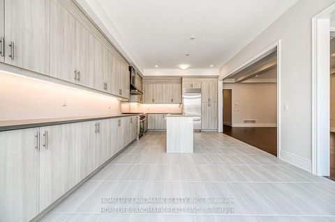 Photo 13 at 160 Winthrop Crescent, Vellore Village, Vaughan