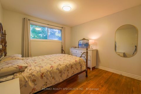 Photo 5 at 18 Corbett Crescent, Aurora Highlands, Aurora