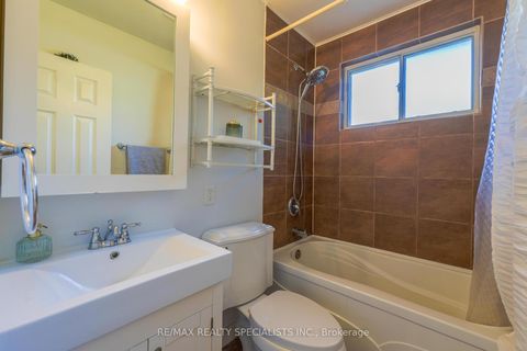 Photo 6 at 18 Corbett Crescent, Aurora Highlands, Aurora