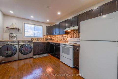 Photo 7 at 18 Corbett Crescent, Aurora Highlands, Aurora