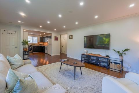 Photo 9 at 18 Corbett Crescent, Aurora Highlands, Aurora