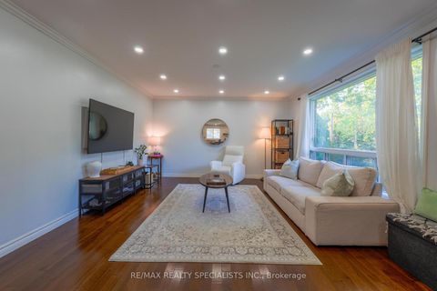 Photo 10 at 18 Corbett Crescent, Aurora Highlands, Aurora
