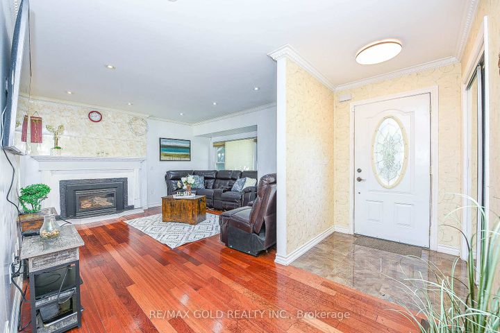 Photo 7 at 13 Foster Road, Malton, Mississauga