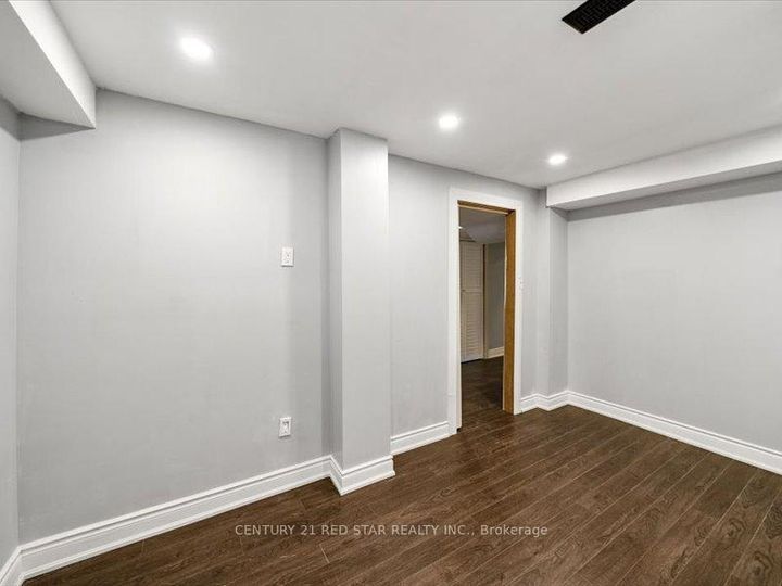 Photo 30 at 31 Eiffel Boulevard, Vales of Castlemore North, Brampton